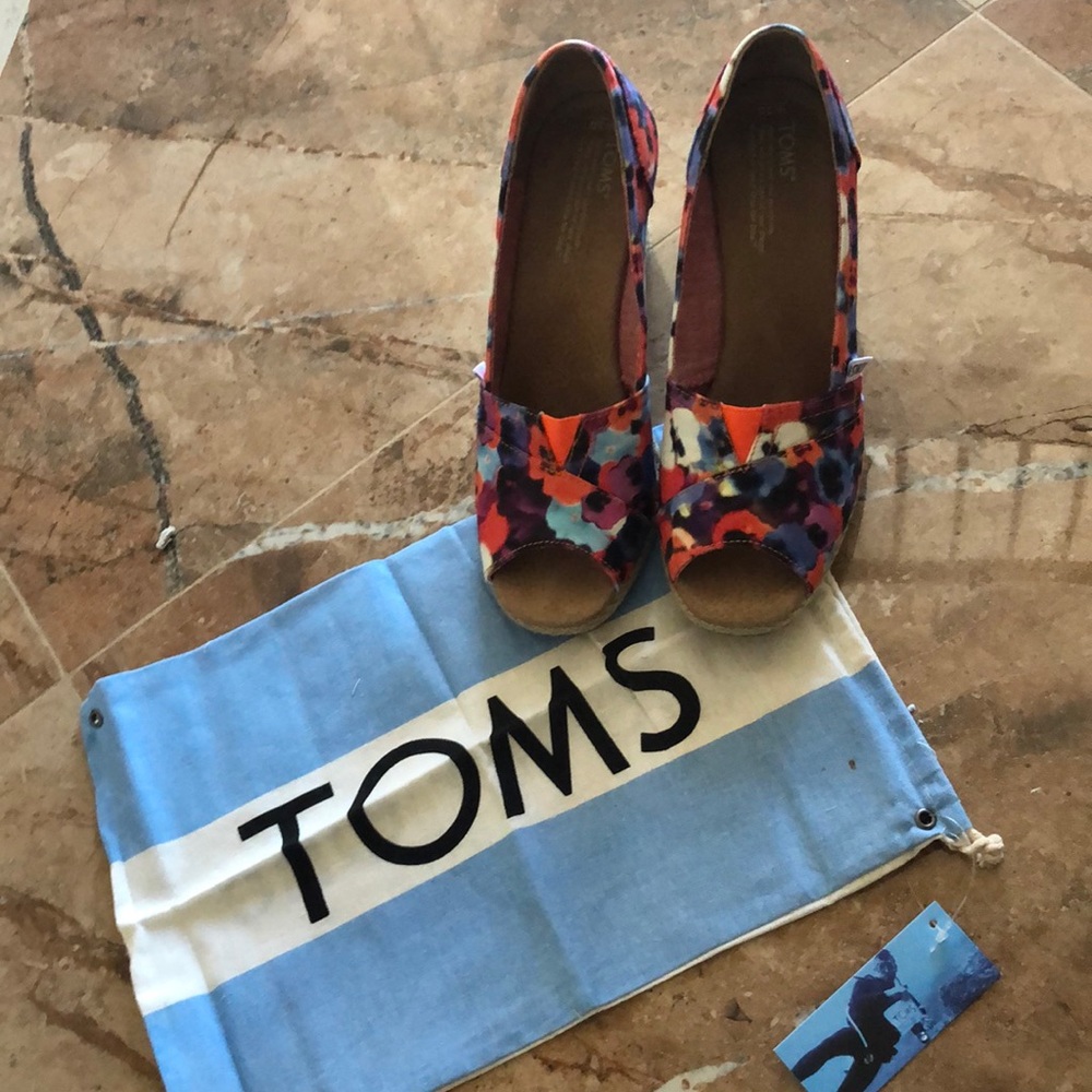 Toms floral wedges